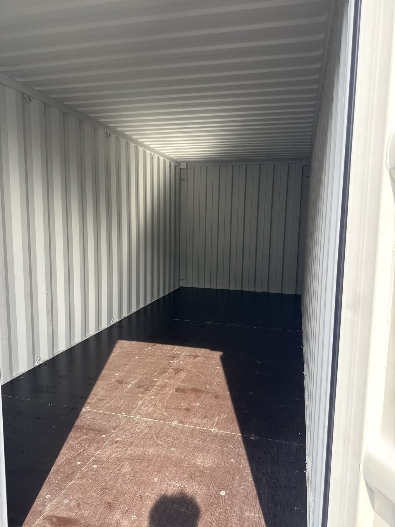 Intérieur d’un conteneur en enfilade, plancher bois surélevé