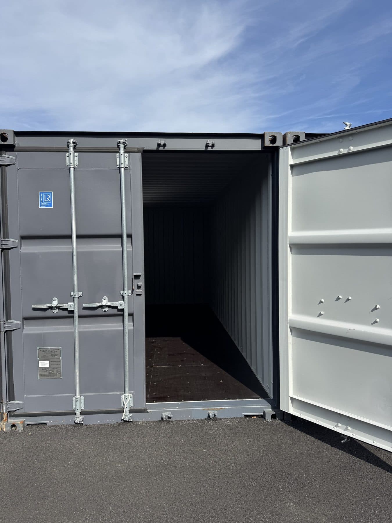 Conteneur portes grandes ouvertes, intérieur clair