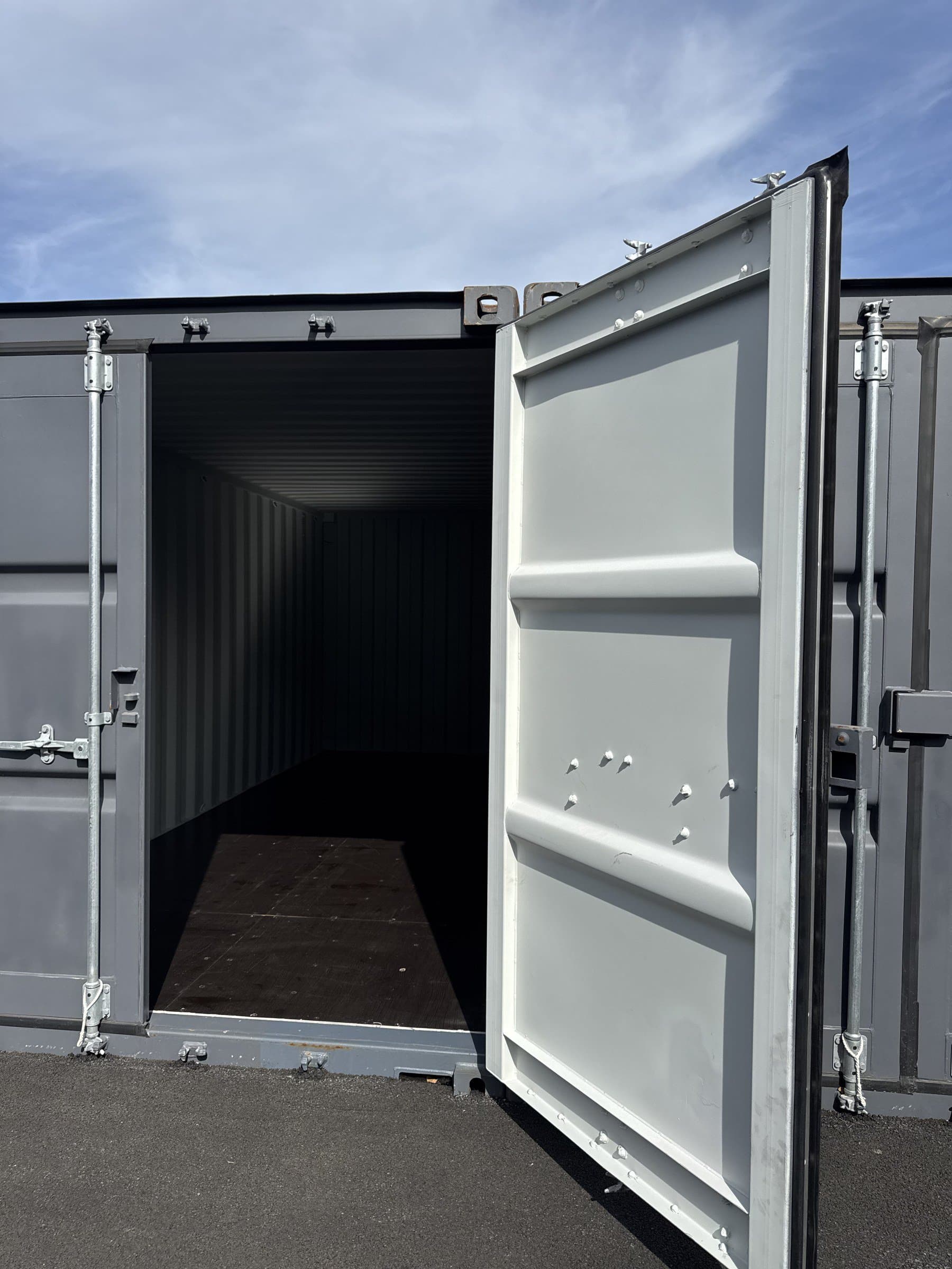 Conteneur portes grandes ouvertes, intérieur clair
